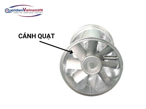 quat-huong-truc-tang-ap-qta-300-6 Cánh quạt được thiết kế góc nghiêng tối ưu để lưu thông khí tốt hơn