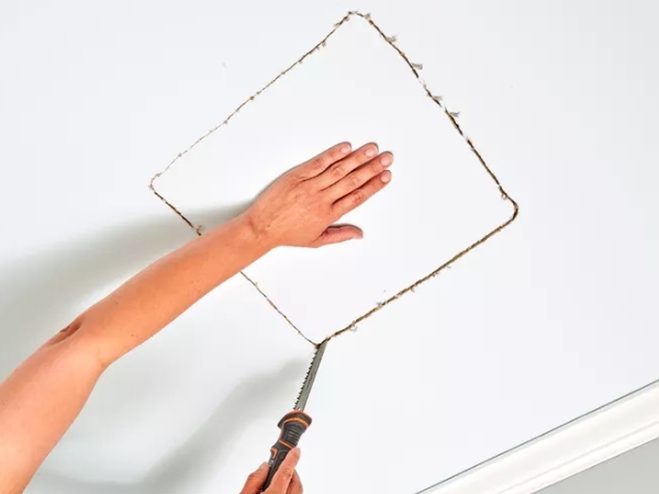 Tiến hành cắt lỗ trên tường theo kích thước đã đánh dấu