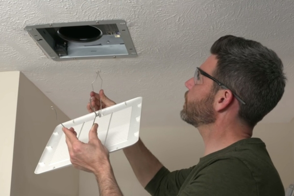 Sau khi xác định kích thước và vị trí, tiến hành lắp quạt thông gió âm trần