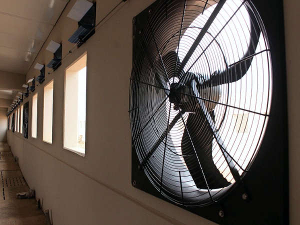 Quạt đẩy khí đưa không khí nóng ra khỏi phòng
