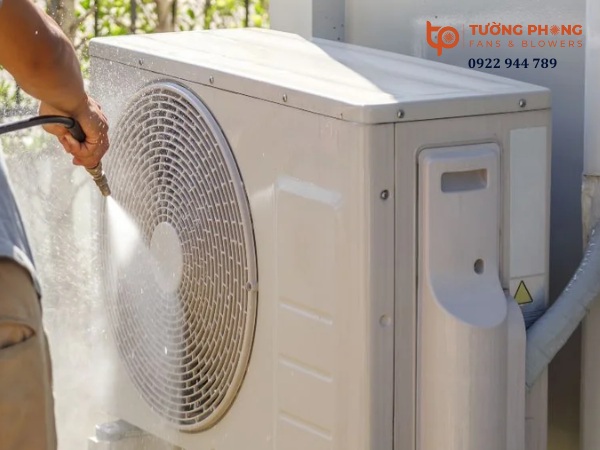 Thực hiện vệ sinh dàn nóng định kỳ để ngăn bụi bẩn tồn đọng