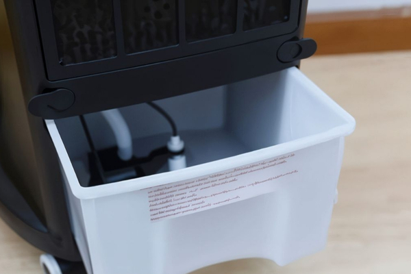  Mở nắp bảo vệ ngăn chứa nước và đổ đầy bình chứa theo mức quy định