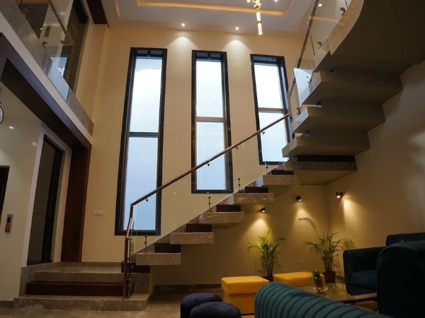 Thiết kế cửa sổ ở cầu thang để tạo điểm hút gió